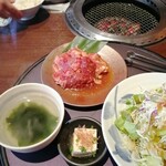 Yakiniku Izakaya Hanno Daidokoro - カルビハラミランチ 200g　¥1510 (税込)