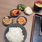 感動の肉と米 - 食べ放題のご飯とお供