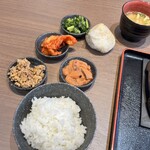 感動の肉と米 稲毛山王店 - 食べ放題のご飯とお供
