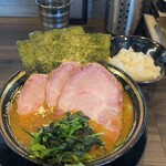 王道家直系 家系ラーメン がく - チャーシューメン（３枚・カタメ）