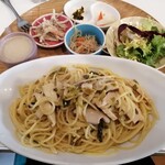 Shefu Zu Kicchi Noka Shita - 私のオーダーした…スモークチキンと木の子のクリームパスタプレート・小鉢は春雨の和物､ゴボウサラダ､ピクルス､サラダ､スープも美味しかったです♪