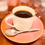Saryou Siki Tsubakiya - SIKIオリジナルコーヒーを注文した。
                        しばらくすると、珈琲が運ばれてきた。
                        店員さんはサイフォンを持ってきて、目の前で珈琲を淹れてくれた。