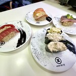 回転寿司みさき - まぐろ、サーモン三貫盛、サラダ軍艦三貫盛 、あじ