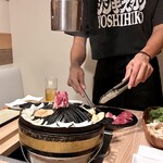 ジンギスカンYOSHIHIKO - 玉ねぎは郡山の万吉どん
辛いから羊肉の脂で甘くカリカリにするんや
蓮根は土浦のを縦切りや