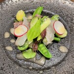 芳味亭 - ＜前菜＞
            ホタルイカと桜鯛、10種の春野菜のサラダ仕立て　グレープフルーツドレッシング