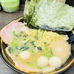 横濱家系ラーメン 勝鬨家 - 先にほうれん草完食