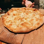 ザ ピッツァバー ON 38TH - 6フォルマッジ(プロボローネ、ゴルゴンゾーラ、スカモルツァ、タレッジオ、フォオール・ディ・ラテ、パルミジャーノ・レッジャーノ、トリュフハニー)