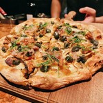 ザ ピッツァバー ON 38TH - 新玉ねぎの様々な形モリーユ茸添え(ピクルス、キャラメリゼ、フレッシュ、クリスピー、焦がしソース、パンツェッタ)