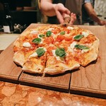 ザ ピッツァバー ON 38TH - ブファラ(千葉県クルックフィールズの水牛モッツァレラチーズ、サンマルツァーノ種トマト、バジル)