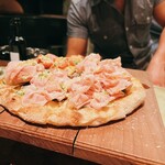 ザ ピッツァバー ON 38TH - モルダレッラとストラッチャテッラ(モルダレッラハム、ストラッチャテッラチーズ、フォンティーナチーズ、ルッコラ)