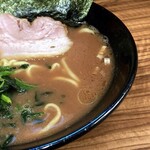 横浜家系らーめん 二代目武道家 - ザラっとして髄感のあるスープ。