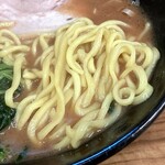 横浜家系らーめん 二代目武道家 - 酒井の麺は硬めオーダーで普通寄りな茹で加減。