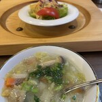 Guriru K - 最初にスープとサラダで野菜をたっぷり補給