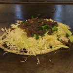 1.薄い生地の上にキャベツ・ネギ・味付きコンニャク