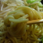 虎鉄 - 麺は角断面の中太ややちぢれ麺