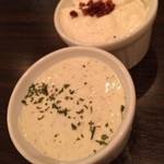 ワインとクラフトビール はるばる - ベーコン＆クリームチーズ、ツナ＆ガーリック 各100円。