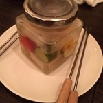 ワインとクラフトビール はるばる - 自家製酸っぱいピクルス 300円。