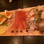 ワインとクラフトビール はるばる - 自家製スモーク盛り合わせ 850円。