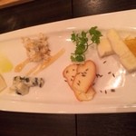 ワインとクラフトビール はるばる - 色々チーズの盛り合わせ 1000円。