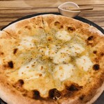chichi cheese factory AND wine - クワトロ・フォルマッジピザ