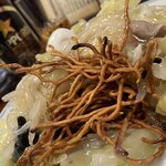 大元 - 揚げ麺は香ばしくクリスピーでビールに合い、飲みながらゆっくりちびちび食べていても伸びない。飲まずに捨てられてしまうスープが無いのでエコな心に優しい^_^