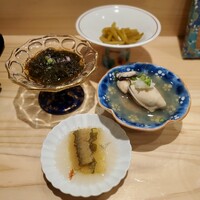 鮨 信海 - 岩もずく酢、蒸し牡蠣、子持ち昆布、葉山葵のみりん漬け