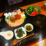 Kaki Uni Ikura Toniku Juu Koboreru Washu Tamaru - 海鮮丼