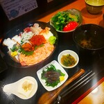 Kaki Uni Ikura Toniku Juu Koboreru Washu Tamaru - 海鮮丼