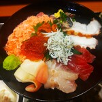 Kaki Uni Ikura Toniku Juu Koboreru Washu Tamaru - 海鮮丼