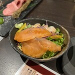 焼肉物語 牛若 - サーモンとエビのサラダ