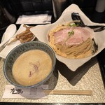 鶏 soba 座銀 本店 - 嫁さんが注文したつけ麺。普通のそばより太麺です。
