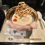 鶏 soba 座銀 本店 - 歯応えが心地良い中細面。ゴボウの素揚げがスープと合います。
