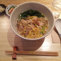 広尾はしづめ - 蒸し鶏のねぎ油がけをのせた温麺(1200円)