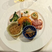 新橋亭 - 前菜7種盛合せ、太いクラゲの味は老舗ならでは