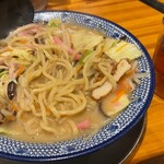 Jige Moncha Mpon - 大盛の野菜の下に太麺、良くスープに馴染みます