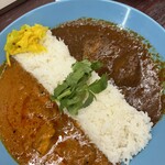 エピタフカレー - 左がケララ風チキンカレー　右の黒いのがポークビンダル