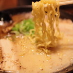 Ramen Senka Rapita - 中太の縮れ麺です 2013.09