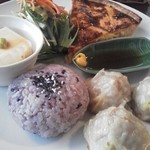 カフェ トリップ - キッシュプレート800円。