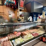 世界長 新開地直売所 - カウンターの様子。