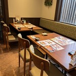 名代かつ屋 万さく - 2人でもゆったりと座れる4人テーブル席にご案内してくださいます。