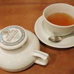 Hosotsuji-Ihee Tea House - 紅茶の最初の1杯は店員さんがカップに注いでくれる（2014年1月）