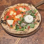 Pizza 4P's - 4P's シグネチャーブッラータ、生ハム、ルッコラ since2013 2980円
            自家製モッツァレラのマルゲリータ 1680円