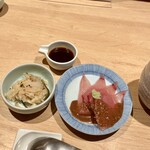 Tsujihan - ダシ茶用ワラサ、ガリ、黄身醤油