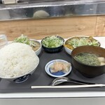 もつ乃 - この角度の方がご飯の盛りが分かる！崩れぬようにご飯をよそうため、見た目以上の量だと思われます！