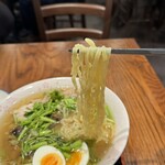 麺とおばんざいとお酒のお店 佳什 - ピロピロの平打ち手揉み麺