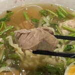 麺とおばんざいとお酒のお店 佳什 - ゴロっと煮豚入り