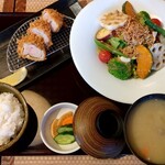 こだわりとんかつあぢま - 選べるかつと8種の健康サラダランチ［やわらかひれかつ60ｇ］＠1620円