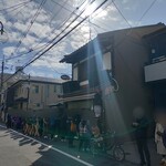 まるき製パン所 - 09:16 パンを受け取ってから帰りのお店の列の具合。たぶん30人以上は並んでたと思う。