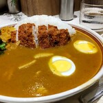 モンスナック - カツカレー 1000円、ゆで玉子 100円、コーンサラダ 80円、大盛り 200円