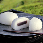 明石屋 - 料理写真:まるでお餅のような淡雪のようなふんわり、もちもちとした独特の食感です。鹿児島銘菓・かるかん。